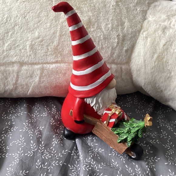 Gnome pushing wheelbarrow - Picture 2 of 2